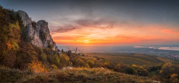 Coucher de soleil sur l'automne Paysage rocheux — Photo