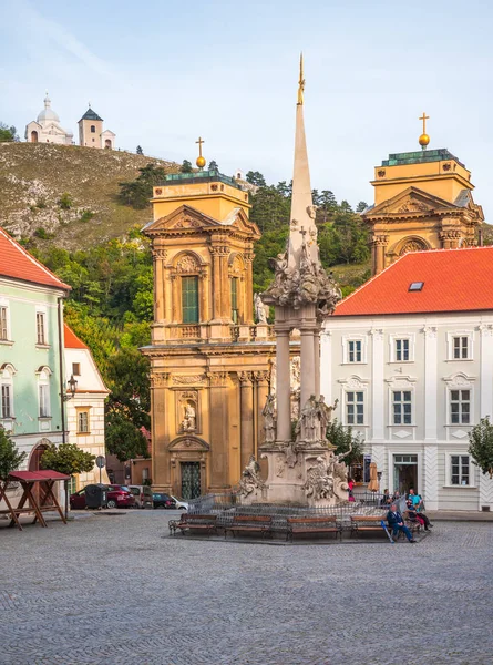 Mikulov Town Old Square Rakennukset Holly Hill taustalla — kuvapankkivalokuva