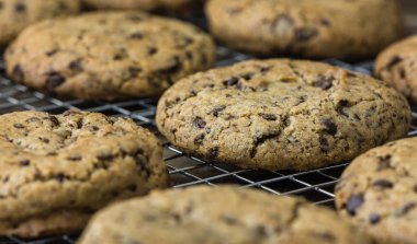 Raf soğutma üzerinde çikolata kurabiye