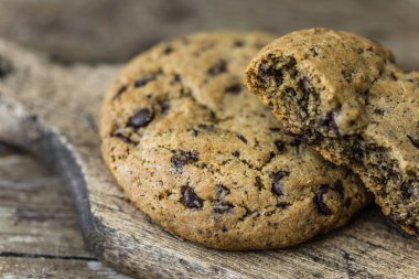 Bir kesme tahtası üzerinde çikolata kurabiye
