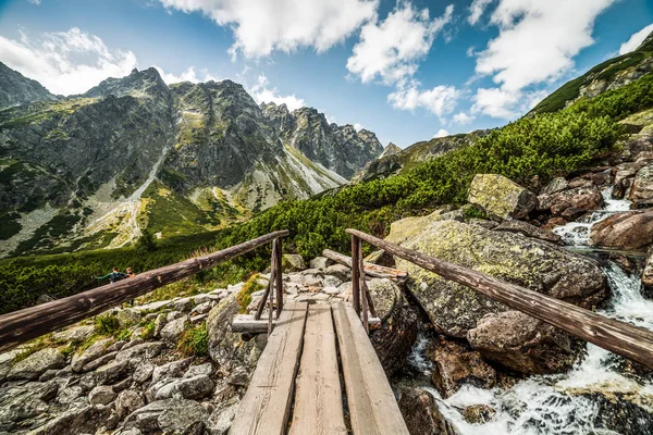 Hory krajina s mostem dřeva a vodní kaskády — Stock fotografie