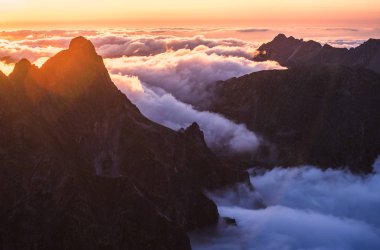 Gün batımında inversiyon ile Dağları