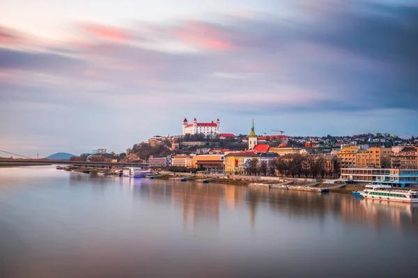Bratislava Skyline bij zonsondergang — Stockfoto
