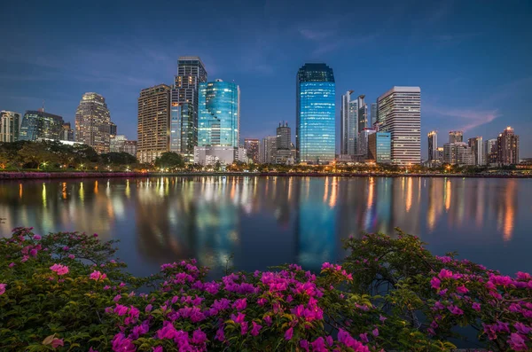 Lake med lila blommor i stadsparken under skyskrapor vid Twili — Stockfoto