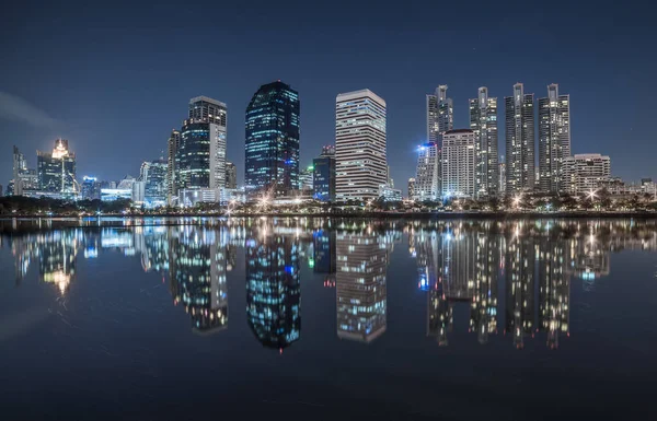 Park Lake Reflection Skyskrapor Natten Bangkok Thailand — Stockfoto