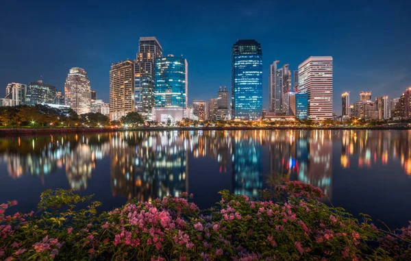 Sjön Med Lila Blommor Stadsparken Skyskrapor Natten Park Bangkok Thailand — Stockfoto