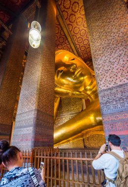 Bangkok, Tayland 'daki Phra Nakhon Bölgesi' ndeki Wat Pho Budist Tapınak Kompleksi 'nde yaslanan Buda' nın Altın Heykeli. Dini Anıt, Turistik Cazibe, Seyahat Konsepti.