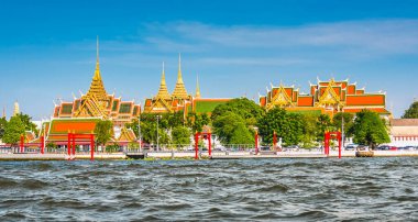 Büyük Saray ve Zümrüt Buda Tapınağı (Wat Phra Kaew) Bangkok, Tayland 'da Chao Phraya Nehri' ndeki tekneden görüldüğü gibi