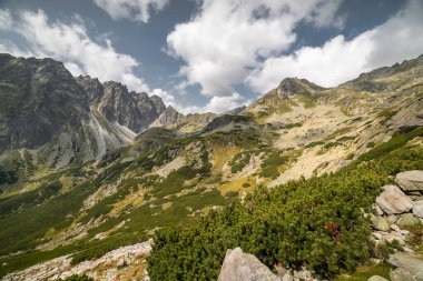 Yüksek Tatras gün boyunca bulutlu dağ peyzaj, Slovakya
