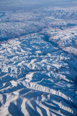 Bir uçaktan hava görüntüsü. Güneşin doğuşunda Güzel Toprakların üzerinde uçmak.