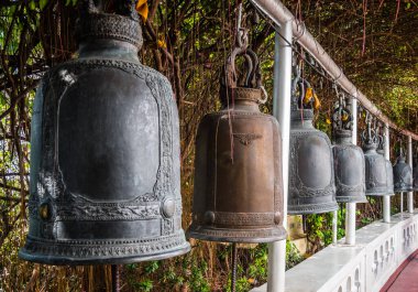 Bangkok, Tayland 'daki Altın Tepe Tapınağı' nda (Wat Saket) Eski Çelik Çelik Çanlar