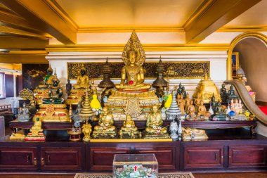 Wat Saket Tapınağı 'nın içindeki altın Buda Heykeli. Golden Mount 'ta güzel dekore edilmiş sunak. Wat Saket Tapınağı, Pom Prap Sattru Phai Bölgesi, Bangkok, Tayland, Asya 'da popüler bir turist cazibesidir..