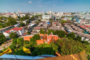 Modern Binalar ve Gökdelenlerle Geleneksel Tayland Mimarisi. Bangkok şehri, Tayland Altın Dağ Tapınağı 'ndan görüldüğü gibi (Wat Saket).