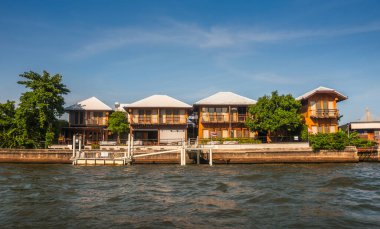 Chao Phraya Riverside 'daki evler Bangkok, Tayland' daki Sunny Day 'de.