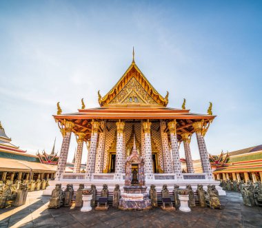Wat Arun Ratchawararam Ratchawaramahawihan. Wat Arun Tapınağı Düzenleme Salonu Bangkok, Tayland Chao Phraya Nehri boyunca Sunny Day.