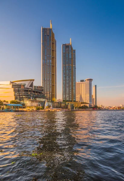 Höga Byggnader Chao Phraya River Bank Bangkok Thailand — Stockfoto