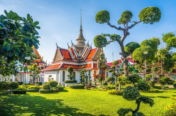 ワット アルンまたはドーン寺院はタイのバンコクの美しい仏教寺院とランドマークです — ストック写真