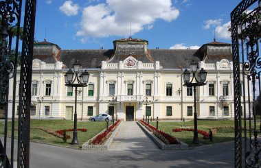 Vrsac kenti, Voyvodina, Sırbistan ile Romanya arasında Banat bölgesinde yer alıyor. 18. yüzyıldan kalma, Barok tarzında inşa edilmiş Ortodoks Eparşi..