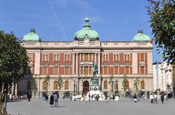 塞尔维亚贝尔格莱德 2019年10月13日 贝尔格莱德共和国广场上的国家博物馆大楼和迈克尔王子纪念碑 — 图库照片