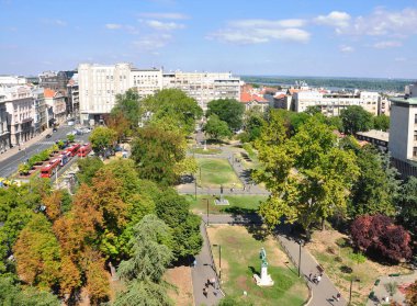 Belgrad 'da insanlar üniversite parkında yürüyor
