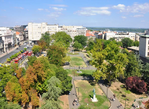 Люди Идут Через Университетский Парк Белграде — стоковое фото