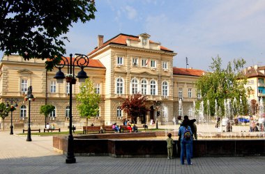 19. yüzyılda inşa edilen adliye binası ile Smederevo kasabasının merkez meydanı...