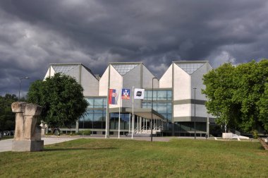 Yeni Belgrad, Sırbistan. Çağdaş Sanat Müzesi 'nin üstünde dramatik bulutlar. 