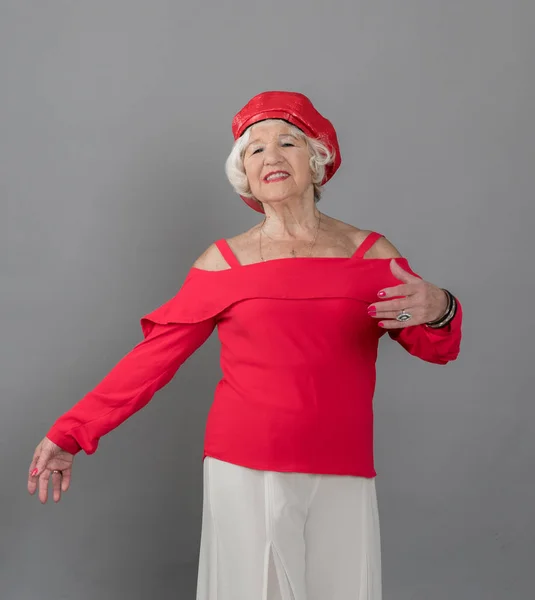 Modieuze oudere vrouw glimlachend en poserend — Stockfoto