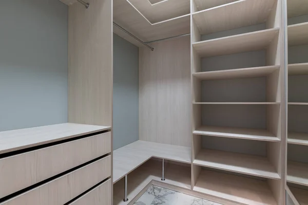 Vestidor vacío con muebles ligeros de madera . —  Fotos de Stock