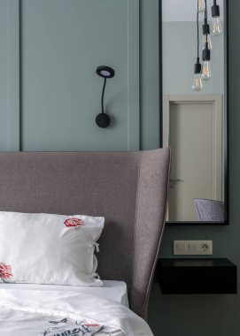 Büyük yatak odası, beyaz çarşaf, bol hava, İskandinav tasarımı. dikey görünüm