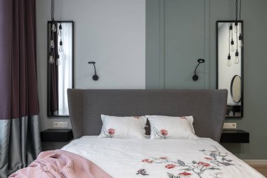 Büyük yatak odası, beyaz çarşaf, bol hava, İskandinav tasarımı..