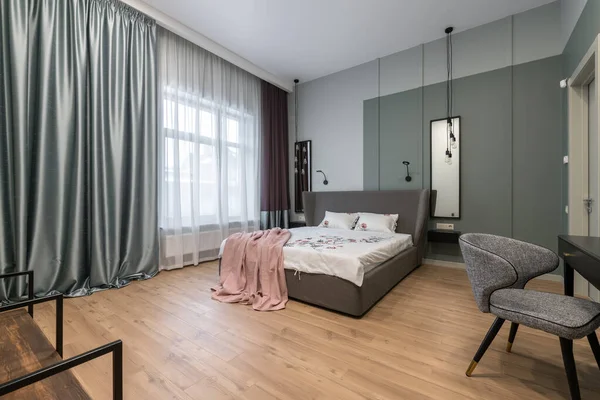 Спальня з великим ліжком, біле лляне полотно, багато повітря, скандинавський дизайн. — стокове фото