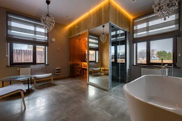 Lüks banyo, beyaz banyo, cam duş, sauna. İç tasarımda mermer ve ahşap kombinasyonu