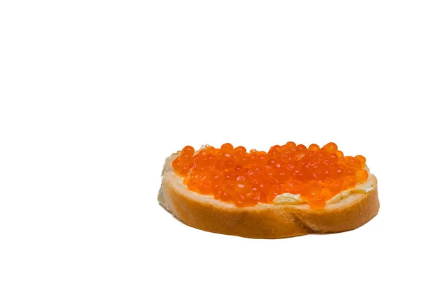 Röd kaviarsmörgås. Vitt bröd med smör och laxkaviar. På en vit bakgrund. Isolerad. — Stockfoto