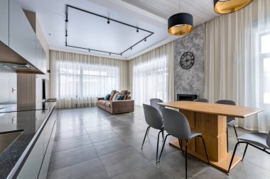 Yemek odası ve mutfak İskandinav tarzı. Geniş. Yemek masası..