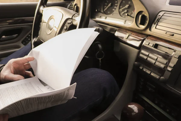 Hombre Sienta Coche Tiene Sus Manos Los Documentos Para Coche —  Fotos de Stock