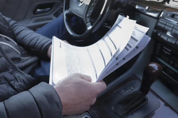 車の書類を持ってる男 車のローンを作る 必要な書類でレンタカー 自動車保険の保険書類 — ストック写真