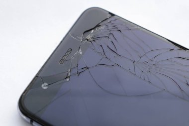 Kırık akıllı telefon, üst görünüm ve kapatma.