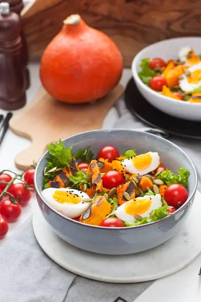 Salade Met Geroosterde Pompoen Gekookte Eieren Kerstomaten Sla Pompoenpitten Een — Stockfoto