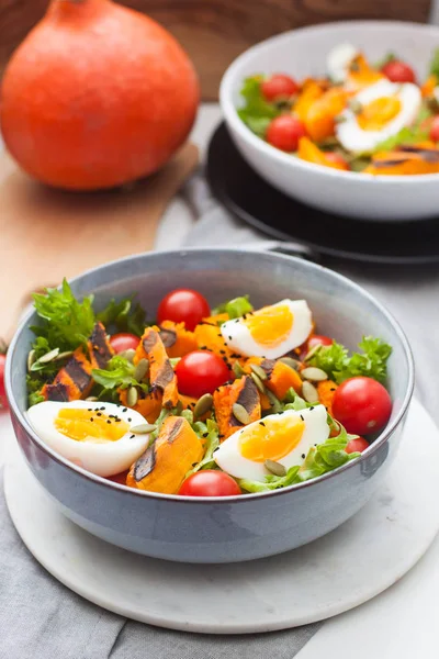 Salade Met Geroosterde Pompoen Gekookte Eieren Kerstomaten Sla Pompoenpitten Een — Stockfoto