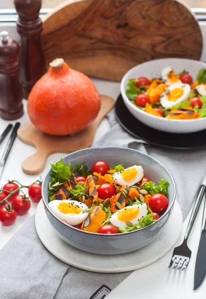 Salade Met Geroosterde Pompoen Gekookte Eieren Kerstomaten Sla Pompoenpitten Een — Stockfoto