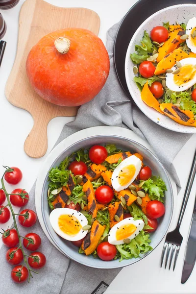 Salade Met Geroosterde Pompoen Gekookte Eieren Kerstomaten Sla Pompoenpitten Een — Stockfoto