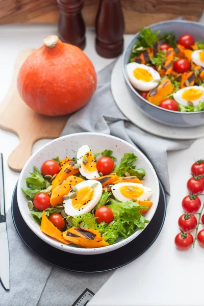 Lunchkom Met Kerstomaten Geroosterde Pompoen Groene Salade Zaden Gekookte Eieren — Stockfoto