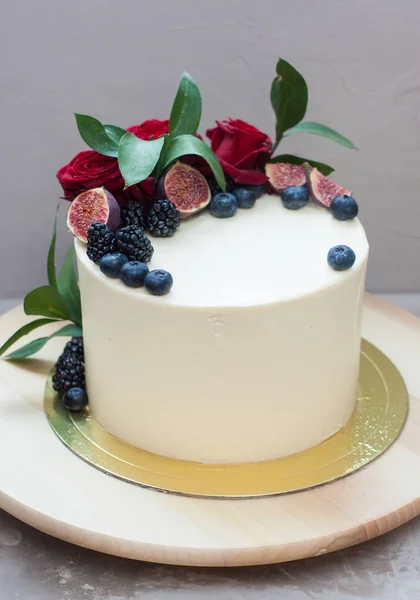 Γάμος Λευκό Κέικ Κρέμα Τυριού Frosting Διακοσμημένα Φρέσκα Κόκκινα Τριαντάφυλλα — Φωτογραφία Αρχείου