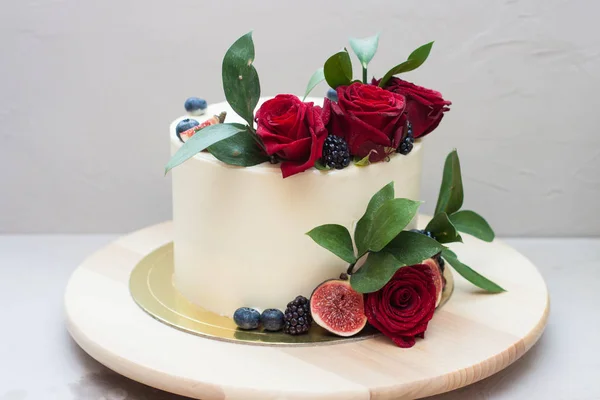 Pastel Blanco Boda Con Glaseado Queso Crema Decorado Con Rosas — Foto de Stock