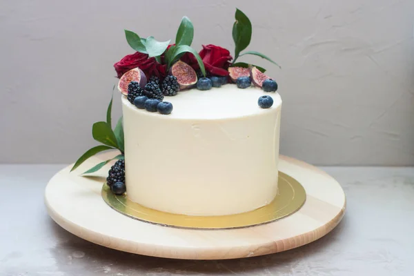 Gâteau Blanc Mariage Avec Glaçage Fromage Crème Décoré Roses Rouges — Photo