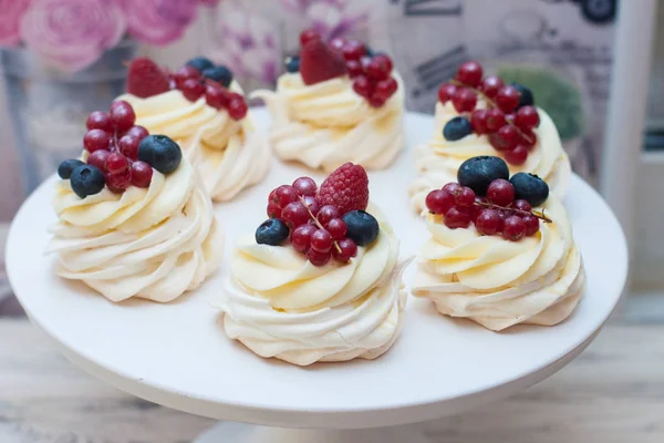 Mini Pavlova Cakes Cream Cheese Frosting Fresh Berries Blueberries Raspberries — Stock Photo, Image
