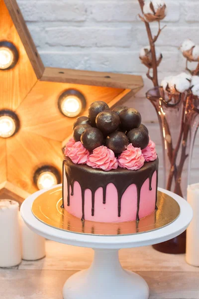 Roze Taart Versierd Met Chocolade Cake Pops Room Kaas Wervelingen — Stockfoto