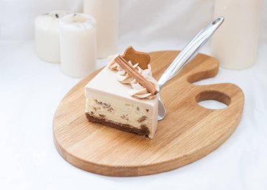 Krem peynirli zencefilli cheesecake, tarçın ve çikolatalı kurabiyeler ahşap tahtada.. 