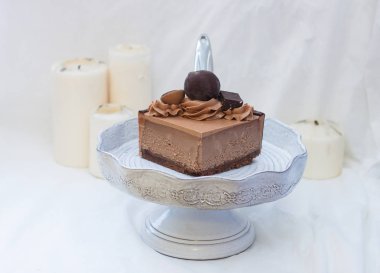 Çikolatalı cheesecake, çikolatalı krem peynirli, kremalı ve kekli.